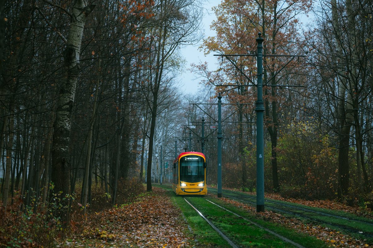 roman_revva's tweet photo. Modern trams of Warsaw, Poland 🇵🇱 

I just love how bright they are!

#Poland #Warsaw #Tram #Transport https://t.co/dfIkOtD2nf
