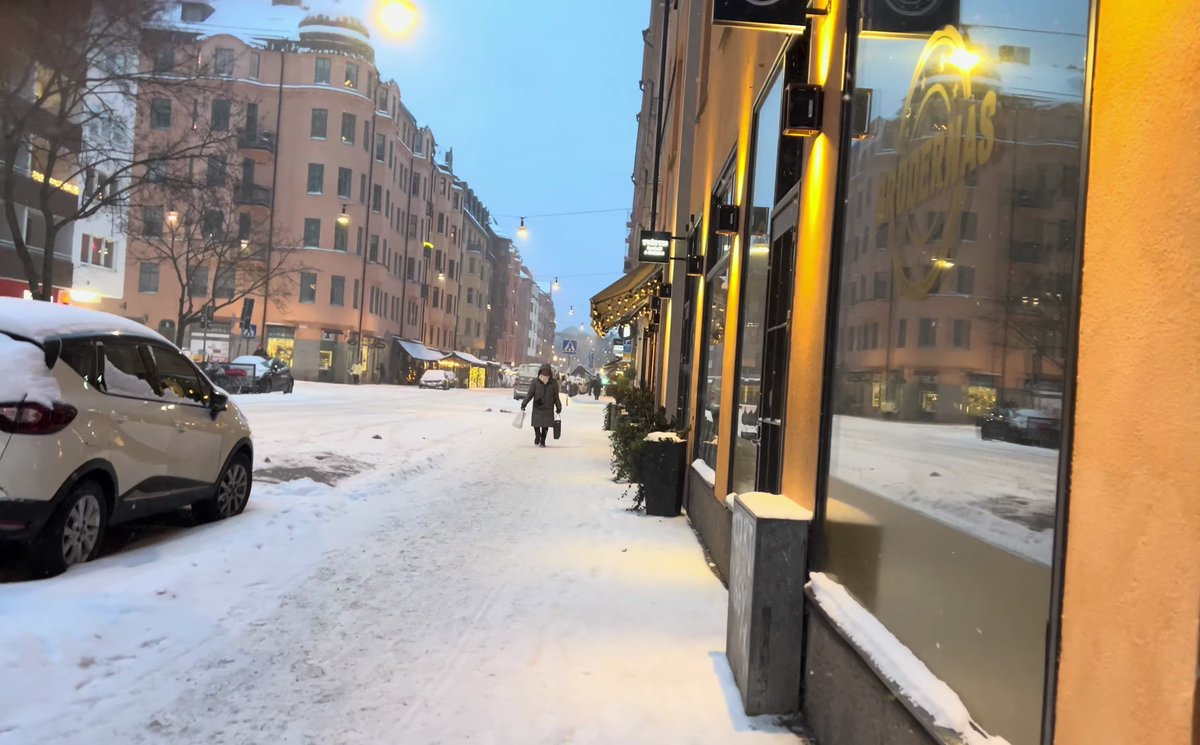JakeMatney75201's tweet photo. Wow! Fresh snow just covered the whole city, turning the streets into a magical winter wonderland. Time to grab a warm drink and enjoy the cozy vibes!， https://t.co/Sib1C47Yr3
