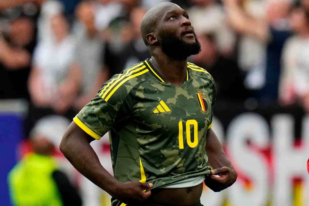 SignalFootBE's tweet photo. Je regarde Romelu Lukaku avec les mêmes yeux qu’il y’a quinze ans.

Idole éternelle. ❤️ https://t.co/hXEzayuX9G