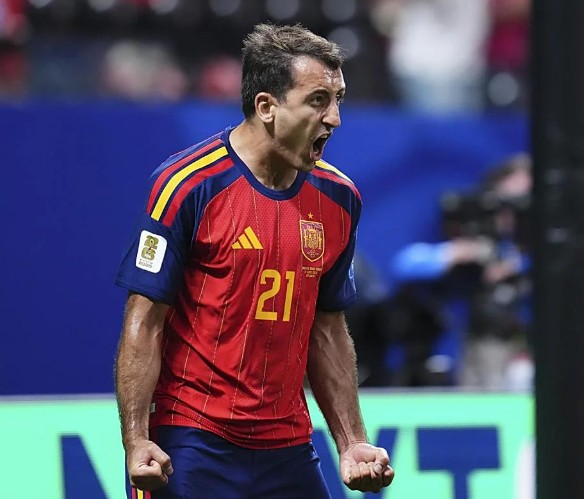 2010MisterChip's tweet photo. Con el doblete al Austria, Mikel Oyarzabal 🇪🇸 se une a Morientes y David Villa como los únicos españoles con dos dobletes en la Copa del Mundo.

🔹 Morientes → 1998 y 2002
🔹 David Villa → 2006 y 2010
🔹 Oyarzabal → 2026 y 2026

La diferencia: los otros dos los lograron en ediciones distintas. Oyarzabal es el PRIMER español que firma dos dobletes en un mismo Mundial.