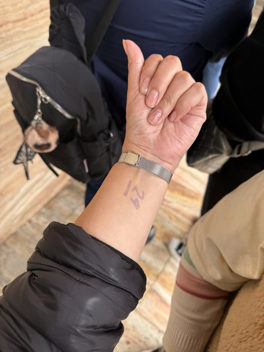 MinJeon00's tweet photo. @MinisoMexico, por qué tan pocas bolsas el día de hoy de la venta ??, en gran terraza Coapa éramos bastantes personas y a pesar de llegar a las 9:30 am fui la número 24 y esto fue lo único que pude alcanzar 😭😭😭😭 por favor traigan más bolsitas. https://t.co/gb3BCX17Dg
