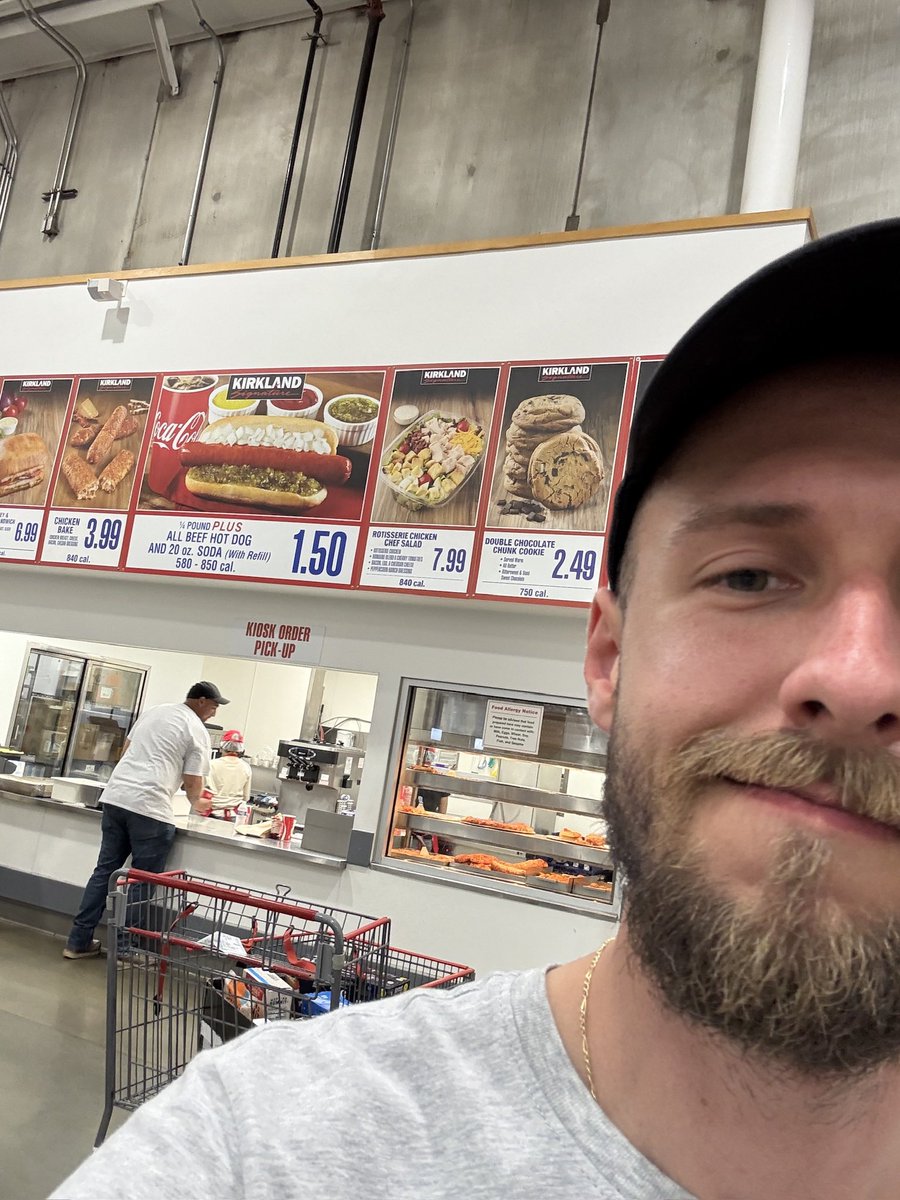 spacealt4's tweet photo. The Costco Hot Dog: A Story in Four Acts https://t.co/Rungng037C
