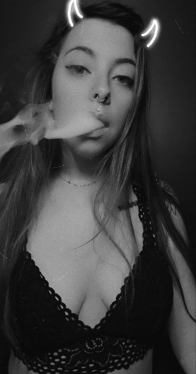 SenselessSienna's tweet photo. Where are all the hot stoner chicks with the secret nsfw twitters? 🍃🔞🍑
•
#NSFWㅤㅤㅤㅤㅤㅤㅤ #milf #secretaccount #wlw https://t.co/DA0fN5XvS8