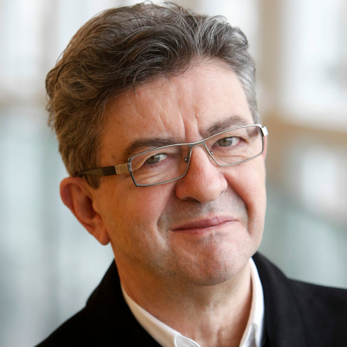 EscargotLiquide's tweet photo. ALERTE INFO - Jean Luc Mélenchon serait désormais en possession du True Knife, et menaçerait de "reset la timeline" s'il n'est pas élu en 2027 (AFP) https://t.co/AHNUq29xjO