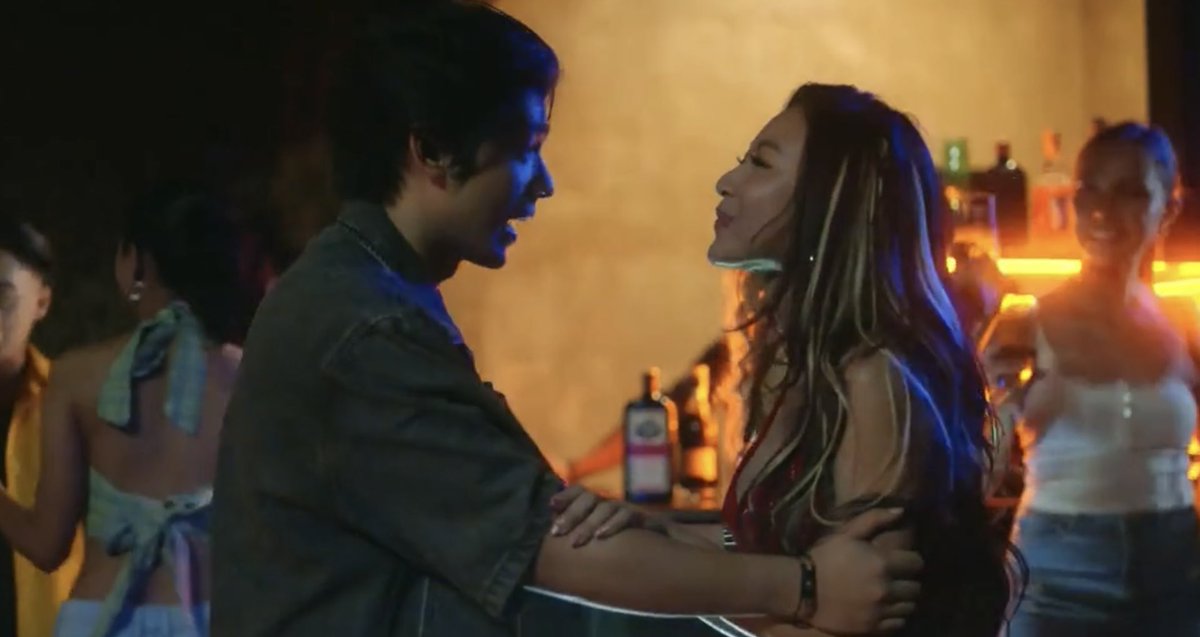 yogorabin's tweet photo. the PARTY GIRL scene !!

Onne of my faves and definitely the highlight of the episode. Gusto ko yung tumatawa siya tapos biglang iiyak. THE PAIN IN HER EYES, HUHU! halo-halo na yung nararamdaman ni Alys, pati kaming mga viewers. HAHAHA ang galing, @angela_muji. https://t.co/Phbw4gddGh