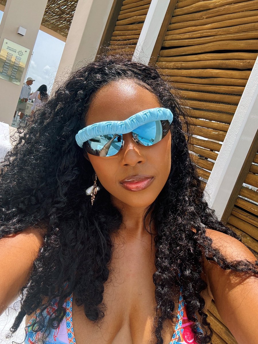 Skyconner4's tweet photo. Mexico was cute. Who knew all i needed was some sun. https://t.co/iks8j3uuoy