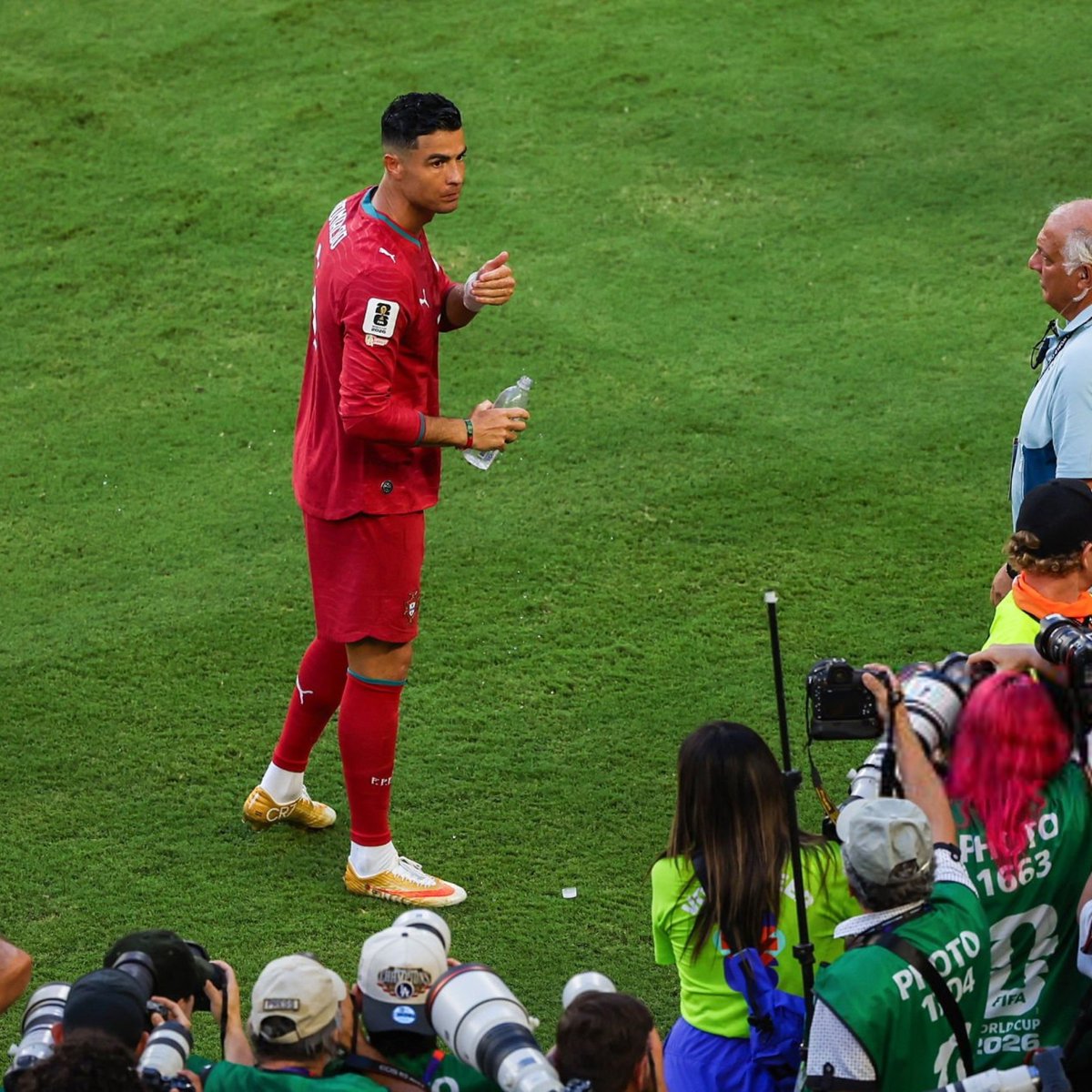 TouchlineX's tweet photo. 🚨 𝗕𝗥𝗘𝗔𝗞𝗜𝗡𝗚: Cristiano Ronaldo's sister has confirmed that he will retire from the national team after the World Cup. 

— @marca https://t.co/AjvcBThoC4