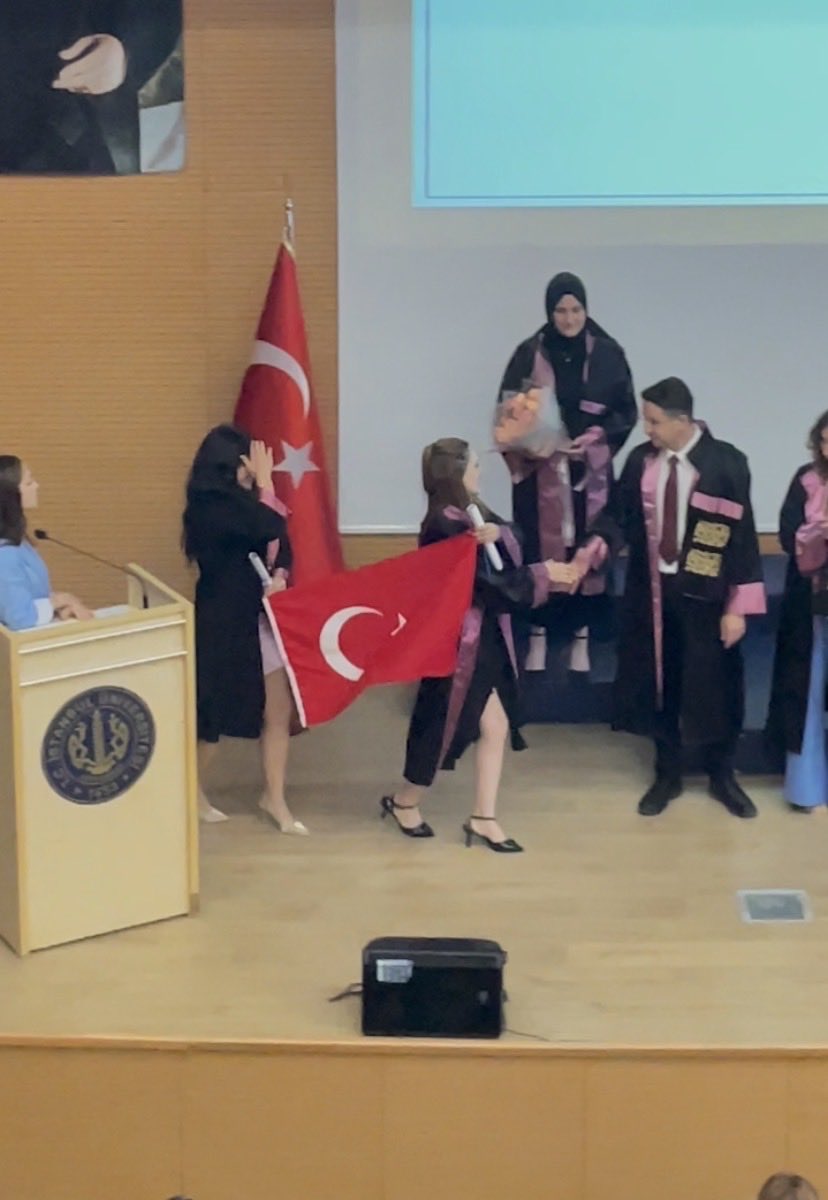 hhaassret's tweet photo. 🎓 https://t.co/RcqqRzmBsd