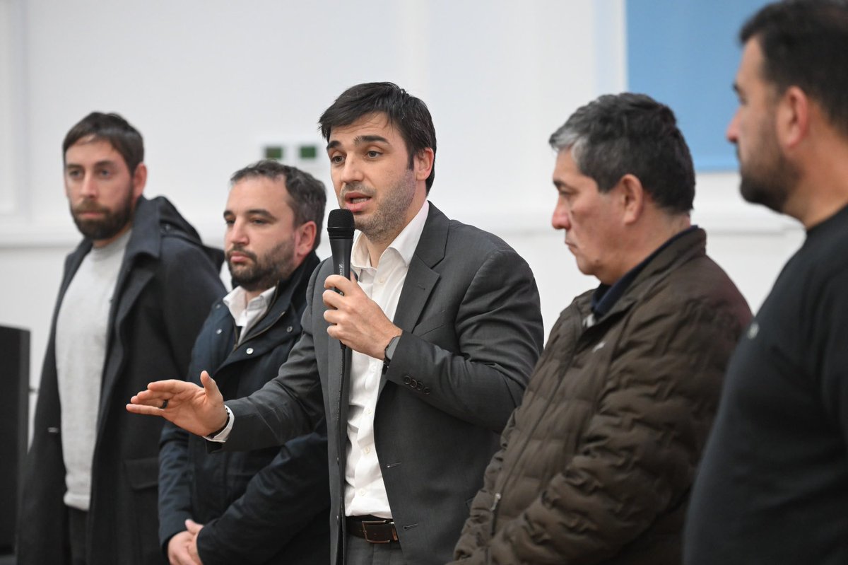 NachoTorresCH's tweet photo. IMPUESTOS CERO PARA LA CONSTRUCCIÓN Y MÁS ALIVIO PARA LAS PYMES Y LAS FAMILIAS

A partir de hoy, quienes quieran construir, ampliar o refaccionar una vivienda en Chubut van a pagar 0% de Ingresos Brutos y tendrán hasta 100% de exención en el Impuesto de Sellos.

Además, avanzamos con un régimen de alivio financiero para que miles de familias y PyMEs puedan refinanciar sus deudas con menores costos, incluyendo préstamos, créditos y saldos de tarjetas, y también eliminamos el Impuesto de Sellos en los contratos de alquiler.

Menos impuestos, más empleo y nuevas herramientas concretas para acompañar a quienes producen, invierten y hacen crecer a Chubut.