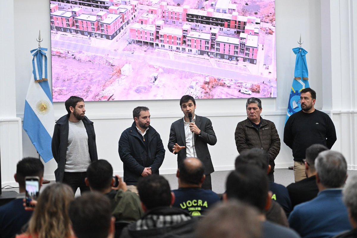 NachoTorresCH's tweet photo. IMPUESTOS CERO PARA LA CONSTRUCCIÓN Y MÁS ALIVIO PARA LAS PYMES Y LAS FAMILIAS

A partir de hoy, quienes quieran construir, ampliar o refaccionar una vivienda en Chubut van a pagar 0% de Ingresos Brutos y tendrán hasta 100% de exención en el Impuesto de Sellos.

Además, avanzamos con un régimen de alivio financiero para que miles de familias y PyMEs puedan refinanciar sus deudas con menores costos, incluyendo préstamos, créditos y saldos de tarjetas, y también eliminamos el Impuesto de Sellos en los contratos de alquiler.

Menos impuestos, más empleo y nuevas herramientas concretas para acompañar a quienes producen, invierten y hacen crecer a Chubut.