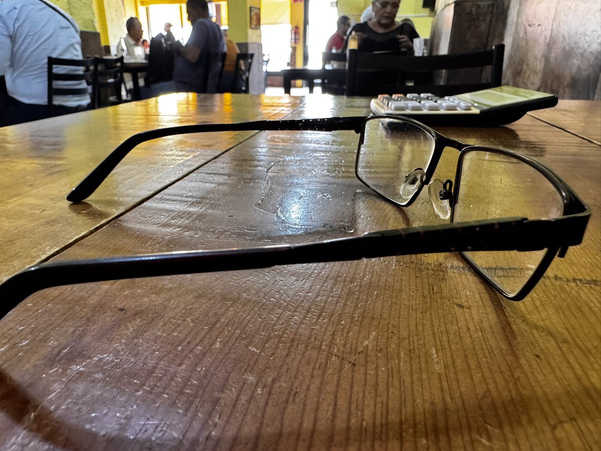 _losgrillos's tweet photo. Quisiéramos nos hicieran el favor de compartir estas imágenes, a algún comensal se le olvidaron sus lentes de ver. No la debe estar pasando bien.
Twitter, haz tu Magia. 
Abierto de lunes a sábado de 8 a 4:30 pm. 
Gracias https://t.co/attC4EaB1E
