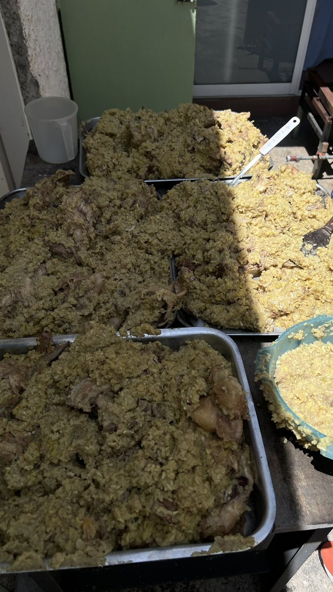 Ohmygabb's tweet photo. Hoy pudimos repartir la comida a los animalitos, esa señora necesita mucha ayuda, ahora está sin gas y se le dañó el refri, está sola con su esposo y más de 30 mascotas que la mitad es de la guaira, hoy subían más 🤧❤️‍🩹 
Quien desee colaborar para seguir ayudando 🙏🏼 https://t.co/UO4bzuOLgu