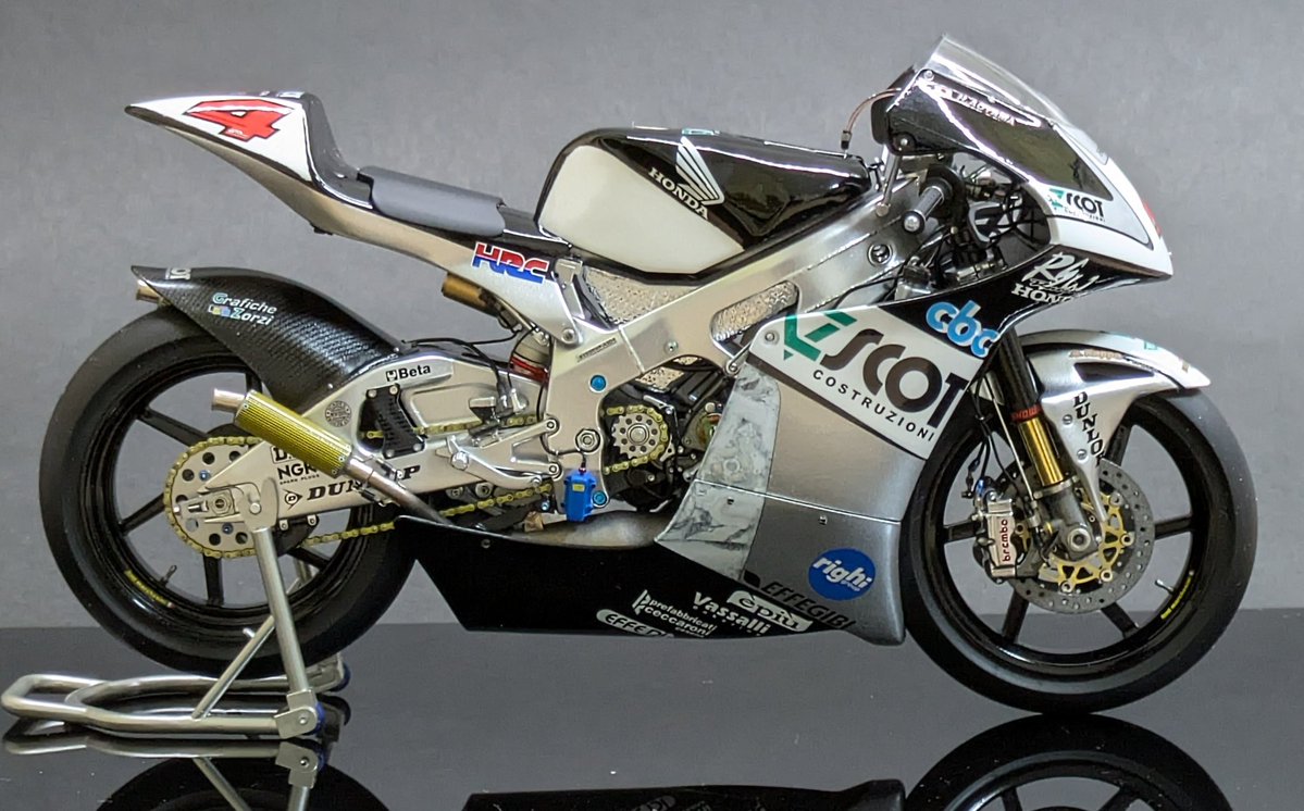 satopla26's tweet photo. #RS250RW 2台同時製作のもう1台、チャンピオンマシン完成です🙂2スト最後の年を頂点で締めくくった車体。白、黒、銀のデザインがとてもカッコ良いマシンですね👌
#バイクプラモ盛上げ隊
#バイク模型が好きだ
#ハセガワ
続きます👉 https://t.co/ytxjK7v8jU