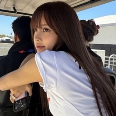 lsarepool's tweet photo. Lisa olhando para jennie — Um tópico engraçadinho, fofo, romântico &amp; muito GAY. 🏳️‍🌈 https://t.co/pIQE7Cns4O