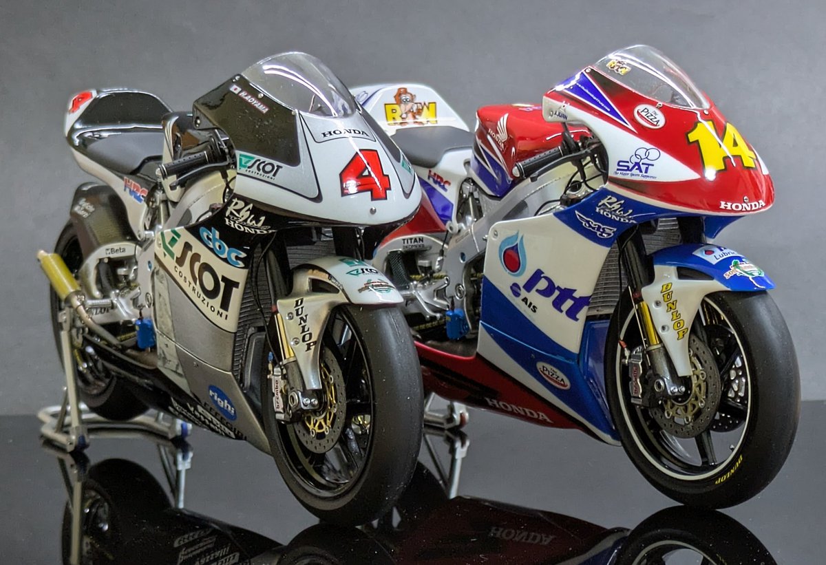 satopla26's tweet photo. #RS250RW 2台同時製作のもう1台、チャンピオンマシン完成です🙂2スト最後の年を頂点で締めくくった車体。白、黒、銀のデザインがとてもカッコ良いマシンですね👌
#バイクプラモ盛上げ隊
#バイク模型が好きだ
#ハセガワ
続きます👉 https://t.co/ytxjK7v8jU