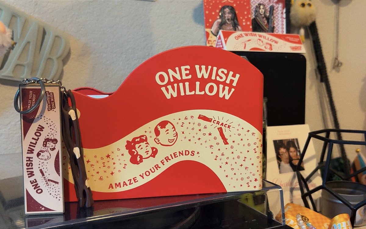 cottageskies's tweet photo. new wall hang &amp; cute new keychain (using for decoration so I don’t destroy it faster🧚‍♀️) came today! literally so so so amazing 😻 if it’s obsession related, I’ll get allll the merch I can for it ✨//timelesscraftedshop on Etsy for both 💋 https://t.co/StXhipNz6c