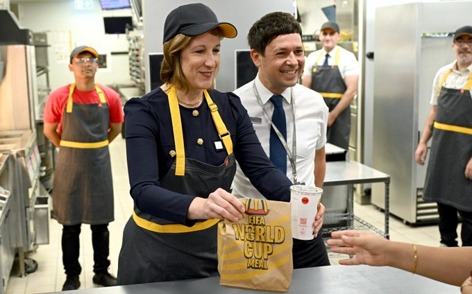 Andy_T_'s tweet photo. The woman from complaints, the red Tory @RachelReevesMP in training for her now job after no answers @andyburnham becomes an unwanted Prime Minister.
#RachelReeves #AndyBurnham #Labour #LabourFail #RedTory #UKPolitics #PoliticsUK #GeneralElection #NoAnswers #CostOfLiving #Taxation #Economy #Britain #Westminster #TimeForChange #ReformUK #RestoreBritain #EnoughIsEnough #VoteForChange #PoliticalDebate