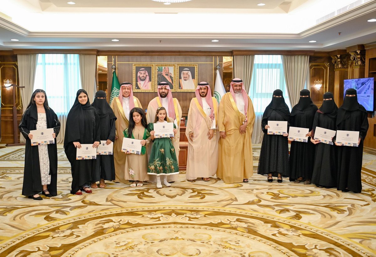 br2767's tweet photo. تم تكريمي من قبل سمو أمير منطقة جازان #محمد_بن_عبدالعزيز
و الفائزين بجائزة الأميرة صيتة بنت عبدالعزيز للمواطنة المسؤولة في دورتها الخامسة.
بحضور الأمين العام لمؤسسة جائزة الأميرة صيتة  للتميز في العمل الاجتماعي، ومدير عام  تعليم المنطقة @seetahaward @jazangov @madars_ahliah https://t.co/OU34kQNiNu