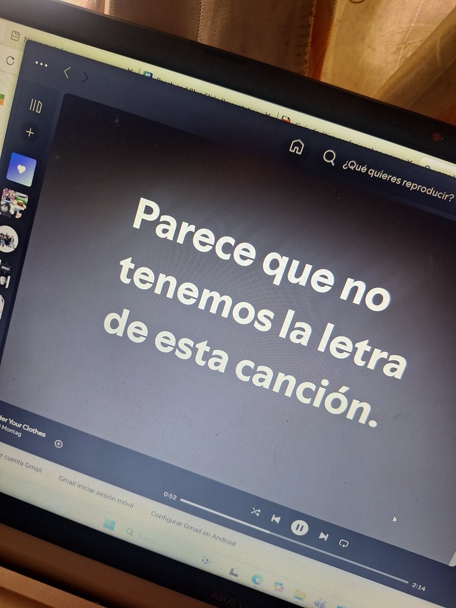 armybriel's tweet photo. Pagando más de cien pesos al mes y que ni tengan la letra de las canciones. Una cosa tenia que hacer 😫 https://t.co/BhsxFM5PQi