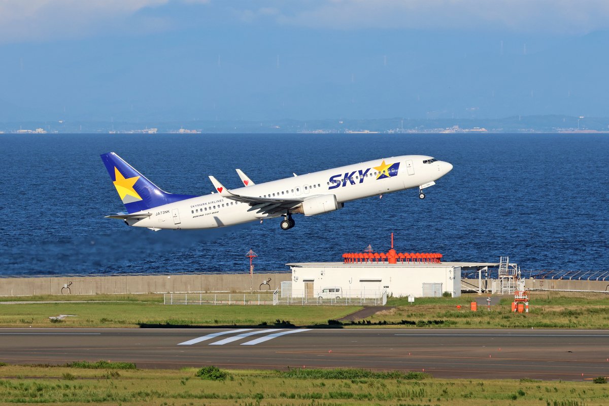 Centrairairport's tweet photo. おはようございます！今朝は久しぶりの青空ですね。気持ちの良い朝です。日本の空港で国内線で一番早く出発するスカイマーク @SkymarkJ の沖縄便が離陸していきました。この便を使うと8時過ぎには那覇到着で、めいっぱい満喫できます。いってらっしゃい!! https://t.co/VWJASWg0jE