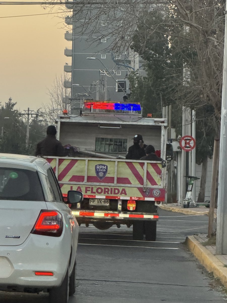 friverosfritz's tweet photo. @MuniLaFlorida si saben que no se puede llevar gente así en vehículos de carga cierto??? Riesgo para los ocupantes sin hablar del frío… irresponsabilidad del encargado de esta gente https://t.co/shbIG0HCdy