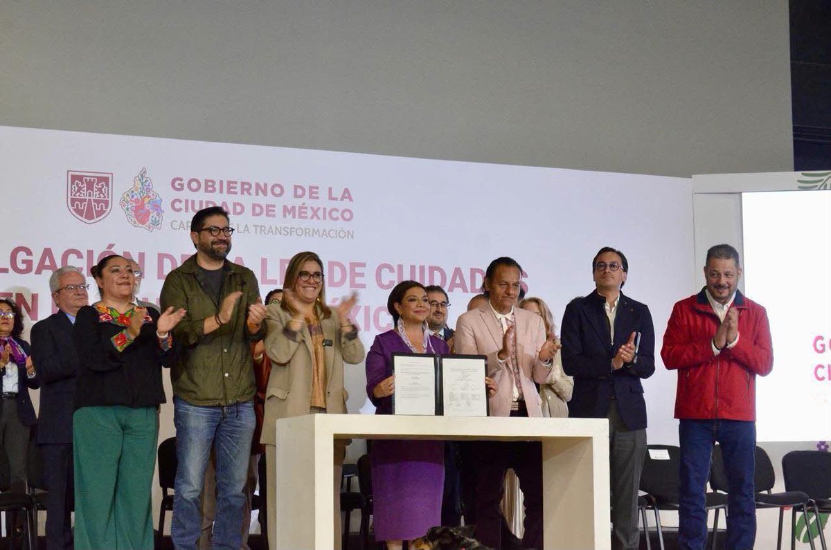 PabloTrejoIzt's tweet photo. Acompañé a nuestra jefa de Gobierno, Clara Brugada, en la promulgación de la Ley de Cuidados de la Ciudad de México. Con este paso histórico, hacemos justicia a quienes cuidan y garantizamos un derecho fundamental en nuestra capital.

#EquipoPabloTrejo
#PabloTrejo
#LeyDeCuidados https://t.co/w8cUSavcPw