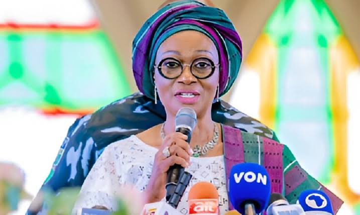 dipoaina1's tweet photo. "My dear wife, the first Lady, Iya Alakara.”😂😅

~ Tinubu to his Wife Oluremi https://t.co/1wkfkKEbAO