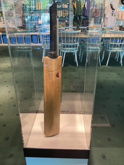 krik90mate's tweet photo. PRICE OF THIS BAT IS 1.62 Cr.🤯🏏

This is Sir Donald Bradman’s bat, which he used during the 1934 Ashes series. 
He scored 304 runs against England with this bat.
In 2021, it was sold at auction for A$245,000, which is approximately ₹1.62 crore at today’s exchange rate. https://t.co/7FRxBAqJg1