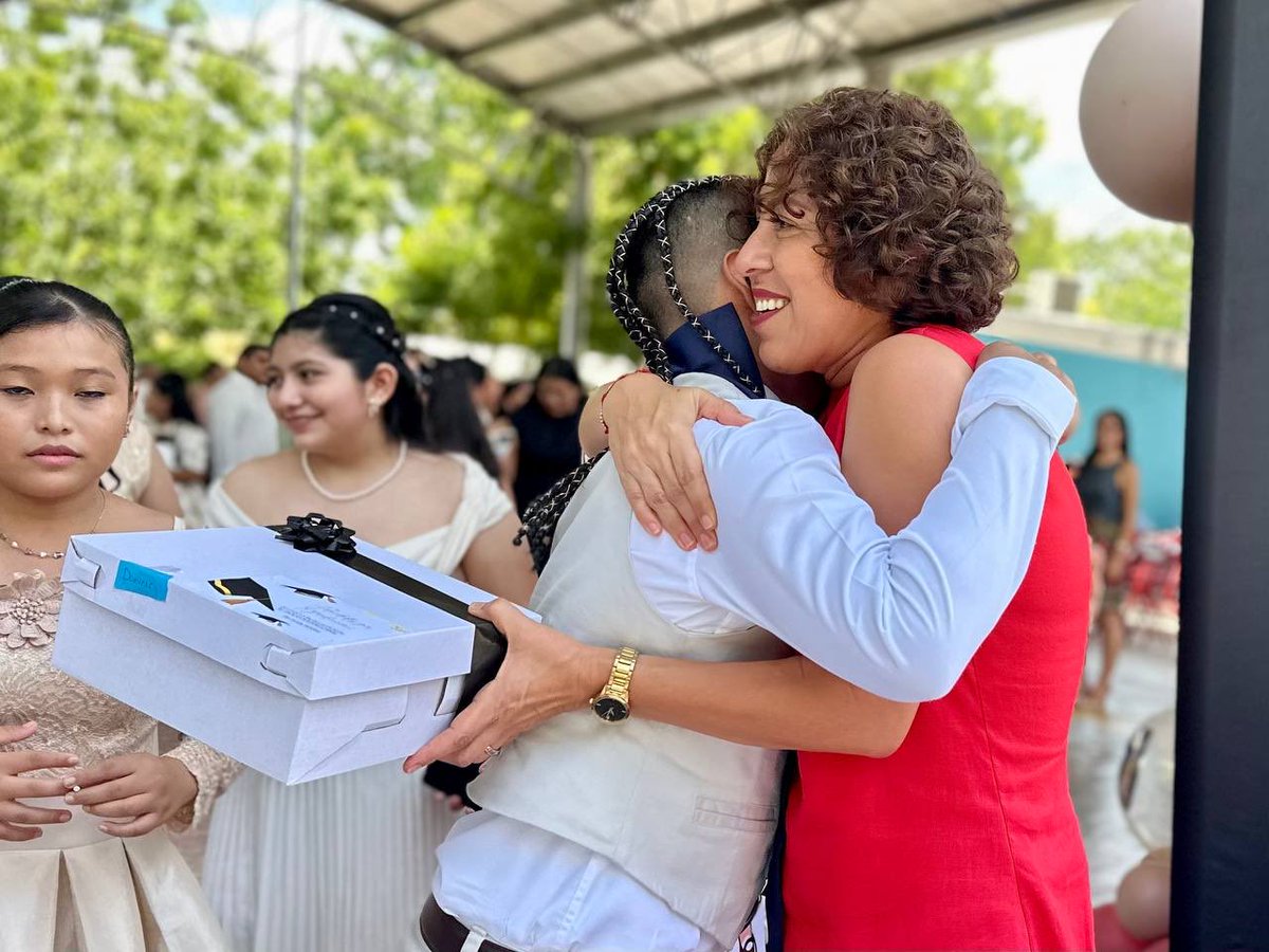 zhazil's tweet photo. 🎓 Felicidades a las y los graduados de la Primaria Carlos Carrillo Vega. Que este logro sea el primero de muchos y que cada paso que den los acerque a sus metas. ¡Les deseo un futuro lleno de éxitos y alegrías! 💙

#DeLaManoContigo https://t.co/Z3k00kLyh2