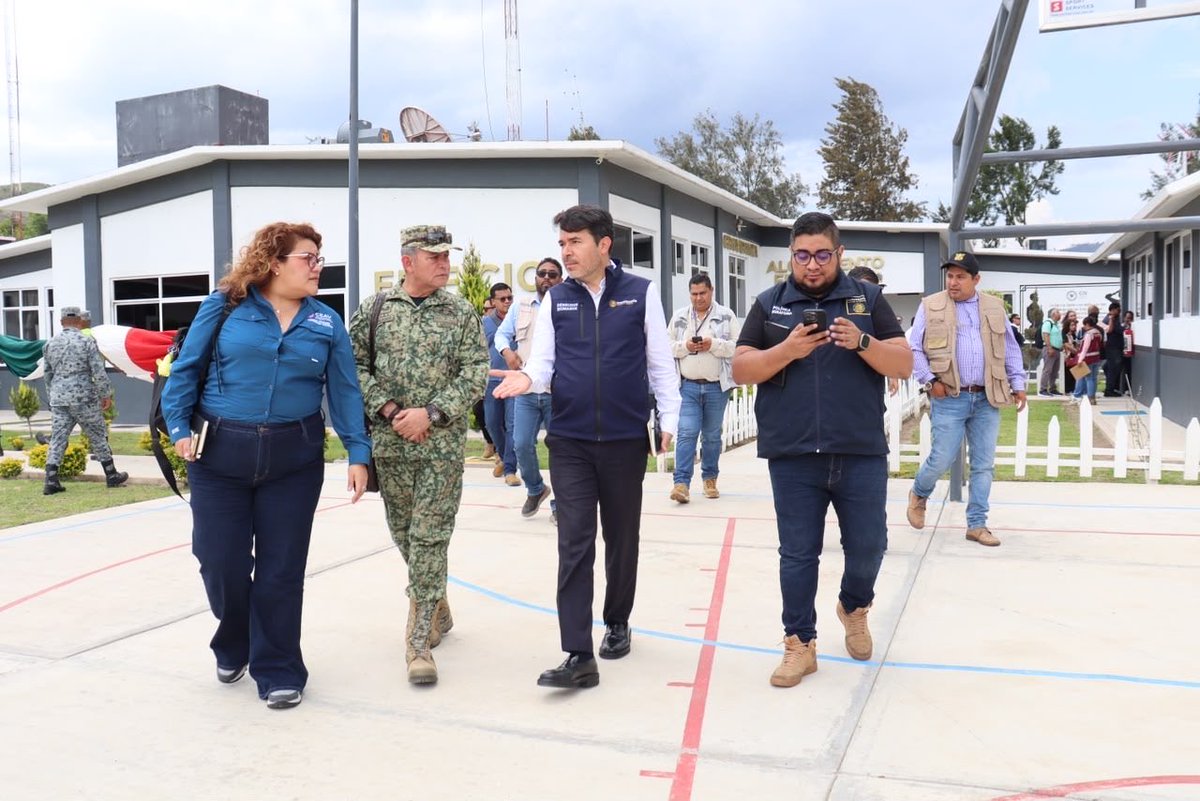 arturomedinap's tweet photo. En atención a las instrucciones de la presidenta @Claudiashein y de la secretaria de @SEGOB_mx, @rosaicela_, acudimos a #Chilapa, #Guerrero para dar seguimiento a la estrategia de atención a las causas y para fortalecer las acciones de construcción de paz y el desarrollo de los derechos en la región de la Montaña Alta y Baja.

A la reunión asistieron el subsecretario de Política Criminal, Vinculación y Protección Civil de la @SSPCMexico, @Luis_diazdeleon; y la titular de la @CEAVmex, @Yuriddhh.

Así como el encargado de despacho de la Comisión para el Dialogo con los Pueblos Indígenas de México (#CDPIM), Oscar Banda González; y el director general de Atención y Acceso a la Justicia de @mujeresgobmx, Ricardo Sánchez Beruben.

También y el subsecretario de Desarrollo Político y Social estatal, Francisco Rodríguez Cisneros, y el secretario de Seguridad del estado, Jesús Castro Gutiérrez.

Además de las representaciones de @FGRMexico, @Defensamx1, @bienestarmx, @bbienestarmx, @SSalud_mx, @SEP_mx, @STPS_mx, @Agricultura_mex, @DIF_NMX, @SEDATU_mx, @CFEmx, @IMSS_Bienestar, @INPImx y @Fonart_mx.