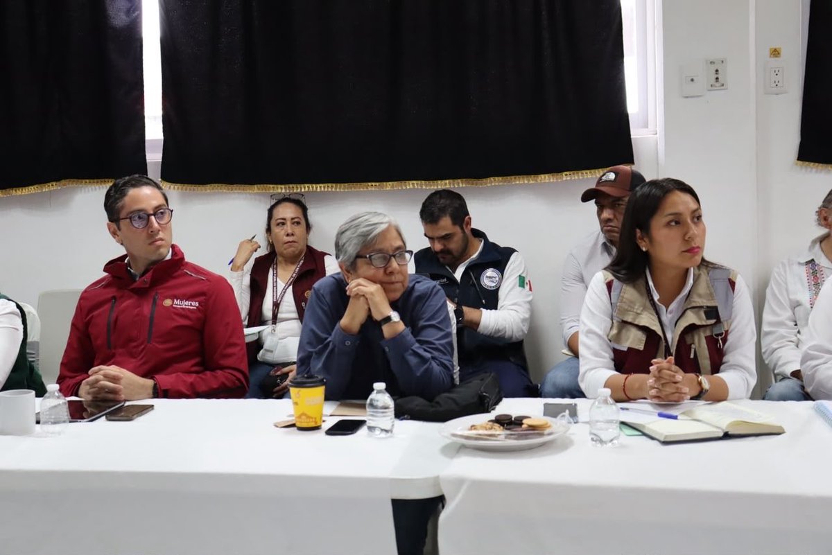 arturomedinap's tweet photo. En atención a las instrucciones de la presidenta @Claudiashein y de la secretaria de @SEGOB_mx, @rosaicela_, acudimos a #Chilapa, #Guerrero para dar seguimiento a la estrategia de atención a las causas y para fortalecer las acciones de construcción de paz y el desarrollo de los derechos en la región de la Montaña Alta y Baja.

A la reunión asistieron el subsecretario de Política Criminal, Vinculación y Protección Civil de la @SSPCMexico, @Luis_diazdeleon; y la titular de la @CEAVmex, @Yuriddhh.

Así como el encargado de despacho de la Comisión para el Dialogo con los Pueblos Indígenas de México (#CDPIM), Oscar Banda González; y el director general de Atención y Acceso a la Justicia de @mujeresgobmx, Ricardo Sánchez Beruben.

También y el subsecretario de Desarrollo Político y Social estatal, Francisco Rodríguez Cisneros, y el secretario de Seguridad del estado, Jesús Castro Gutiérrez.

Además de las representaciones de @FGRMexico, @Defensamx1, @bienestarmx, @bbienestarmx, @SSalud_mx, @SEP_mx, @STPS_mx, @Agricultura_mex, @DIF_NMX, @SEDATU_mx, @CFEmx, @IMSS_Bienestar, @INPImx y @Fonart_mx.