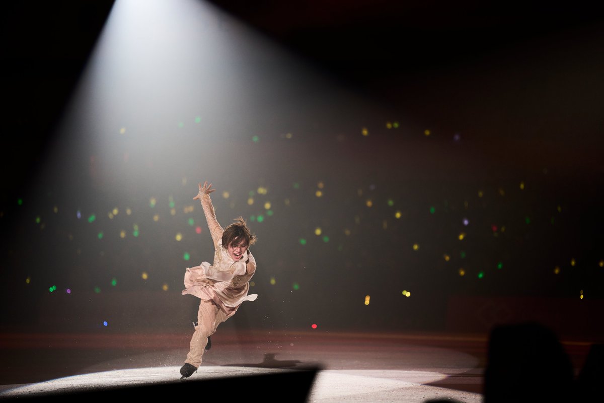 IceBrave_shoma's tweet photo. ／
宇野昌磨アイスショー
#アイスブレイブ 2026夏☀️🍉
＼

アイスブレイブは
声出し大歓迎の新感覚アイスショー🔥

プレミアムS席1列目、2列目には
新デザインのペンライトがついてきます✨

声援と光の灯火でスケーターを
沢山応援してください📣

🎫 チケット好評販売中
https://t.co/Bf3xyVjT3c https://t.co/kp4tUpjKxP