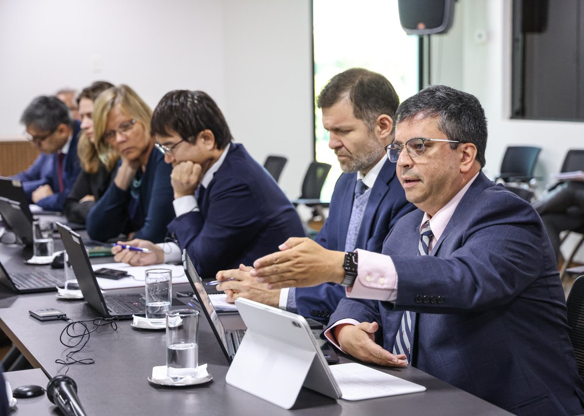 acostasamu's tweet photo. #ANÁLISIS:   La advertencia que hizo el #FMI al #PY 🇵🇾 en su última visita. 

El FMI acaba de hacer una advertencia que merece mucha atención. En realidad, no está hablando solamente del déficit fiscal. Está hablando de uno de los activos más valiosos que tiene #Paraguay: la confianza que el país ha construido durante años ante los organismos multilaterales, los mercados financieros y los inversionistas internacionales.

Hoy el déficit fiscal oficial informado por el Gobierno es de 2,2% del PIB, equivalente a aproximadamente US$ 1.300 millones, tomando como referencia un PIB cercano a US$ 59.000 millones.

Pero ahí aparece el punto que preocupa al FMI. Esa cifra no refleja la totalidad de los compromisos asumidos por el Estado, porque deja fuera alrededor de US$ 1.100 millones correspondientes a deudas acumuladas con empresas proveedoras, principalmente de los sectores de Salud y Obras Públicas.

En otras palabras, el Estado ya recibió esos bienes y servicios, pero una parte importante de esas obligaciones todavía no aparece plenamente reflejada en el resultado fiscal. Si esos compromisos se incorporaran a las cuentas públicas, el déficit no sería de 2,2%, sino de aproximadamente 4,1% del PIB, muy por encima del límite de 1,5% establecido por la Ley de Responsabilidad Fiscal.

¿Por qué esto es importante? Porque para el FMI no solo importa cuánto déficit tiene un país. También importa que las cuentas públicas reflejen con precisión la realidad. Cuando existen diferencias entre los compromisos efectivamente asumidos y los registrados en los informes fiscales, la transparencia comienza a ser un factor de preocupación.

De hecho, el organismo recomienda que Paraguay avance hacia un sistema contable basado en el principio de devengado. Traducido a un lenguaje sencillo: que el gasto se registre cuando nace la obligación de pago y no recién cuando el dinero sale de la caja del Estado. Eso permitiría que las cuentas fiscales muestren la verdadera situación financiera del sector público.

La recomendación va incluso más allá. El FMI plantea que el Ministerio de Economía y Finanzas debe alinear mucho mejor el presupuesto, la planificación financiera y el plan de caja. También pide fortalecer la supervisión del gasto público e implementar sistemas interoperables entre las instituciones para impedir que cualquier organismo asuma compromisos sin respaldo presupuestario.

Lo llamativo es que este problema ya había sido identificado por el propio Gobierno al inicio de la administración de Santiago Peña. Cuando asumió, cuestionó con dureza a la administración anterior por la acumulación de deudas con proveedores que no se reflejaban plenamente en las cuentas fiscales. Incluso se realizó una importante emisión de bonos soberanos precisamente para cancelar esas obligaciones heredadas y comenzar una nueva etapa con el compromiso de mantener una mayor disciplina en la ejecución presupuestaria y en los pagos del Estado.

Es cierto que durante los últimos meses el Gobierno ha venido realizando desembolsos cercanos a US$ 330 millones para cancelar obligaciones con proveedores de Salud y Obras Públicas. Sin embargo, la deuda acumulada continúa siendo elevada y, justamente, el FMI observa que una parte importante de esos compromisos sigue sin computarse íntegramente en las cuentas fiscales que aparecen reflejadas en los informes del SITUFIN.

El propio organismo incluso ofrece asistencia técnica para capacitar a los equipos del Ministerio de Economía y Finanzas en la implementación de estas mejoras. Es decir, no se limita a señalar el problema, sino que también pone a disposición su experiencia para ayudar a resolverlo.

El mensaje de fondo del FMI es mucho más profundo que una simple observación técnica. Paraguay logró construir durante décadas una reputación de disciplina macroeconómica, responsabilidad fiscal y estabilidad institucional. Esa credibilidad permitió al país acceder al doble grado de inversión, uno de los mayores logros económicos de los últimos años.

Pero el doble grado de inversión no es una medalla que se gana una vez y queda colgada para siempre. Es una calificación que debe sostenerse todos los días con transparencia, disciplina y credibilidad.

Cuando organismos como el FMI comienzan a emitir señales de alerta sobre la calidad de las cuentas fiscales, las calificadoras de riesgo inevitablemente toman nota. Si esas observaciones se profundizan y generan dudas sobre la transparencia de las finanzas públicas, el riesgo es que, en algún momento, puedan traducirse en una revisión negativa de la calificación soberana.

Y perder el doble grado de inversión tendría un costo enorme para el país. Significaría mayores tasas de interés para emitir deuda, menor confianza de los inversionistas y un retroceso en un proceso de credibilidad internacional que a Paraguay le tomó más de una década construir.

Si desea leer el último informe del fondo: https://t.co/hQiUZpNACH