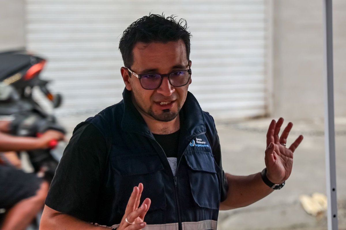 ansvcol's tweet photo. 🚦 📍Continuamos en Quibdó, Chocó, reafirmando nuestro compromiso con la protección de la vida y la construcción de una movilidad más segura.

Desde la Agencia Nacional de Seguridad Vial seguimos fortaleciendo el trabajo en el territorio a través de actividades de asistencia técnica para la formulación del Plan Local de Seguridad Vial, en articulación con la Secretaría de Movilidad y las autoridades locales.

🏍️ Como parte de esta intervención, desarrollamos un punto pedagógico de sensibilización para motociclistas, promoviendo el uso correcto del casco, el respeto por las normas de tránsito y la adopción de comportamientos seguros que contribuyan a prevenir la siniestralidad vial.

🤝 Cada encuentro es una oportunidad para generar conciencia, fortalecer capacidades y seguir construyendo una cultura vial que proteja la vida de todas y todos.

#SalvarVidasEnLasVías 🧡🧡#SeguridadVial 🚦 #MovilidadSegura 🛣️