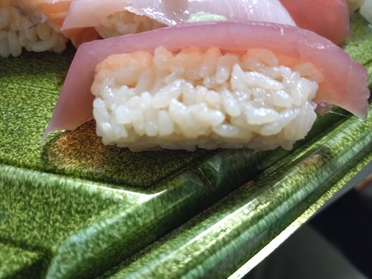 el_ruka's tweet photo. お魚屋さんのお寿司🍣
一応氷🧊入れた100均保冷バッグに車内一晩放置💦
熟成された大人の味わい✨️
更にシャリは赤シャリ…うんメェ〜👍️ https://t.co/S57LFSJ4P1