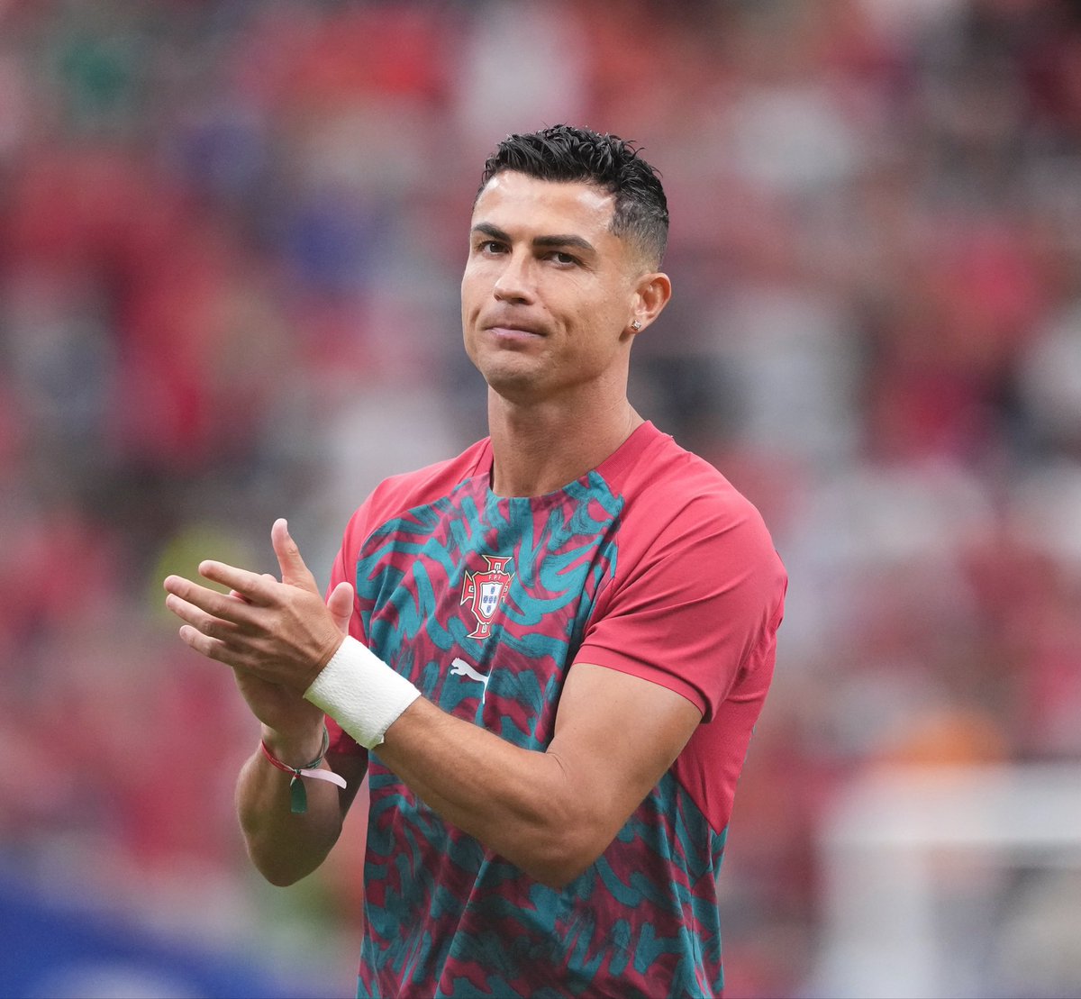 _BeFootball's tweet photo. 🚨💣 CRISTIANO RONALDO 🇵🇹 DEVRAIT PRENDRE SA RETRAITE INTERNATIONALE APRÈS LE MONDIAL !!!! 🌍👋 

Ça peut être son dernier match ce soir, raison de plus pour le regarder . 

C’est sa sœur qui vient de déclarer à @sportv : « Je parle de l'équipe nationale. Selon une source fiable, la Coupe du Monde est sa dernière danse. »

(via @marca)
