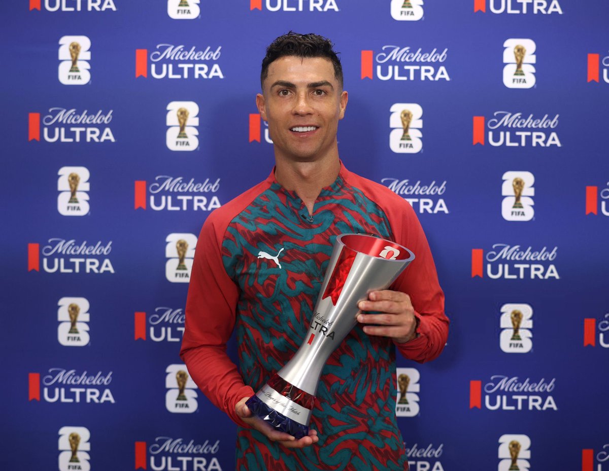 _BeFootball's tweet photo. 🚨💣 CRISTIANO RONALDO 🇵🇹 DEVRAIT PRENDRE SA RETRAITE INTERNATIONALE APRÈS LE MONDIAL !!!! 🌍👋 

Ça peut être son dernier match ce soir, raison de plus pour le regarder . 

C’est sa sœur qui vient de déclarer à @sportv : « Je parle de l'équipe nationale. Selon une source fiable, la Coupe du Monde est sa dernière danse. »

(via @marca)