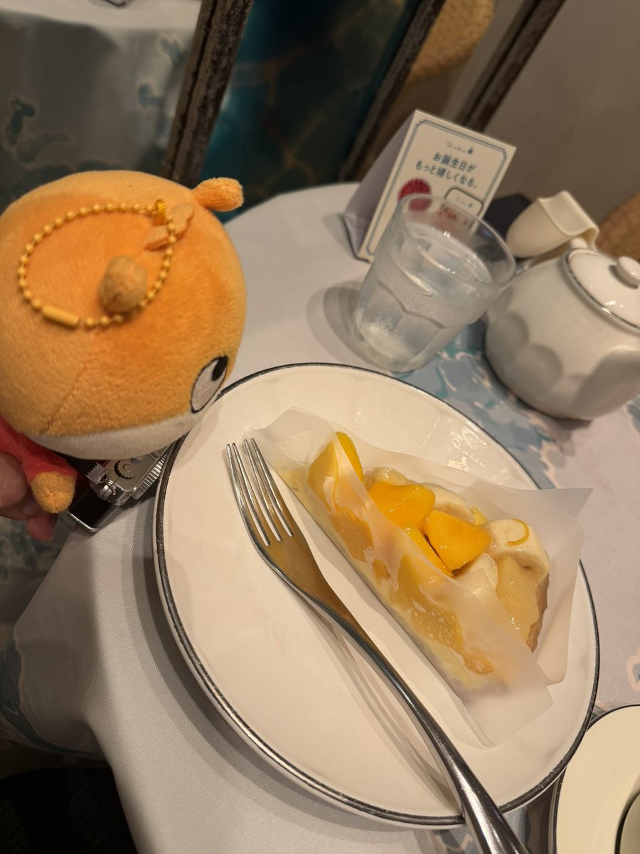 a_a_ug_73's tweet photo. 7/1休みだったので、母とお出かけ。7/3が誕生日なので、キルフェボンのタルトを食べに行ってきた。 
こねちさん、ちょろりと登場。
じーー。こねち色🧡🧡💛のたりゅとだ！たびたい🐹🤤
※写真がピンク色に写ってますが、南国フルーツのタルトです。パイン、マンゴー、パパイヤ、バナナがのってます。 https://t.co/ydGS5GEyWd