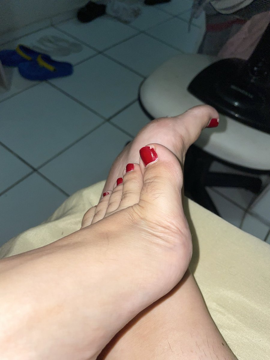DommeMilla's tweet photo. Ja sabe onde é o seu lugar?

#findom #podolatria #pezinho #femdom #submisso #capacho #moneyslave #footfetish #rainha https://t.co/l3UkrnxHB9