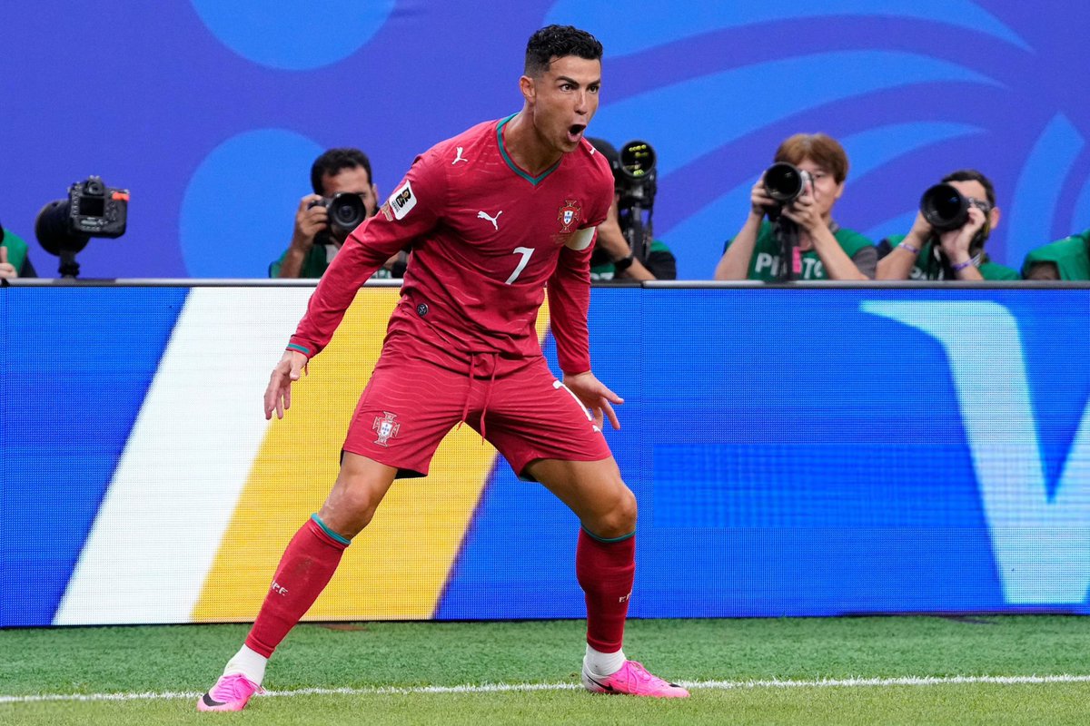 lnstantFoot's tweet photo. 🚨🚨 𝗖𝗥𝗜𝗦𝗧𝗜𝗔𝗡𝗢 𝗥𝗢𝗡𝗔𝗟𝗗𝗢 𝗣𝗥𝗘𝗡𝗗𝗥𝗔𝗜𝗧 𝗦𝗔 𝗥𝗘𝗧𝗥𝗔𝗜𝗧𝗘 𝗜𝗡𝗧𝗘𝗥𝗡𝗔𝗧𝗜𝗢𝗡𝗔𝗟𝗘 𝗔𝗣𝗥𝗘̀𝗦 𝗟𝗔 𝗖𝗢𝗨𝗣𝗘 𝗗𝗨 𝗠𝗢𝗡𝗗𝗘 !!! 🇵🇹👋

(@marca) https://t.co/sGvmhVucMe