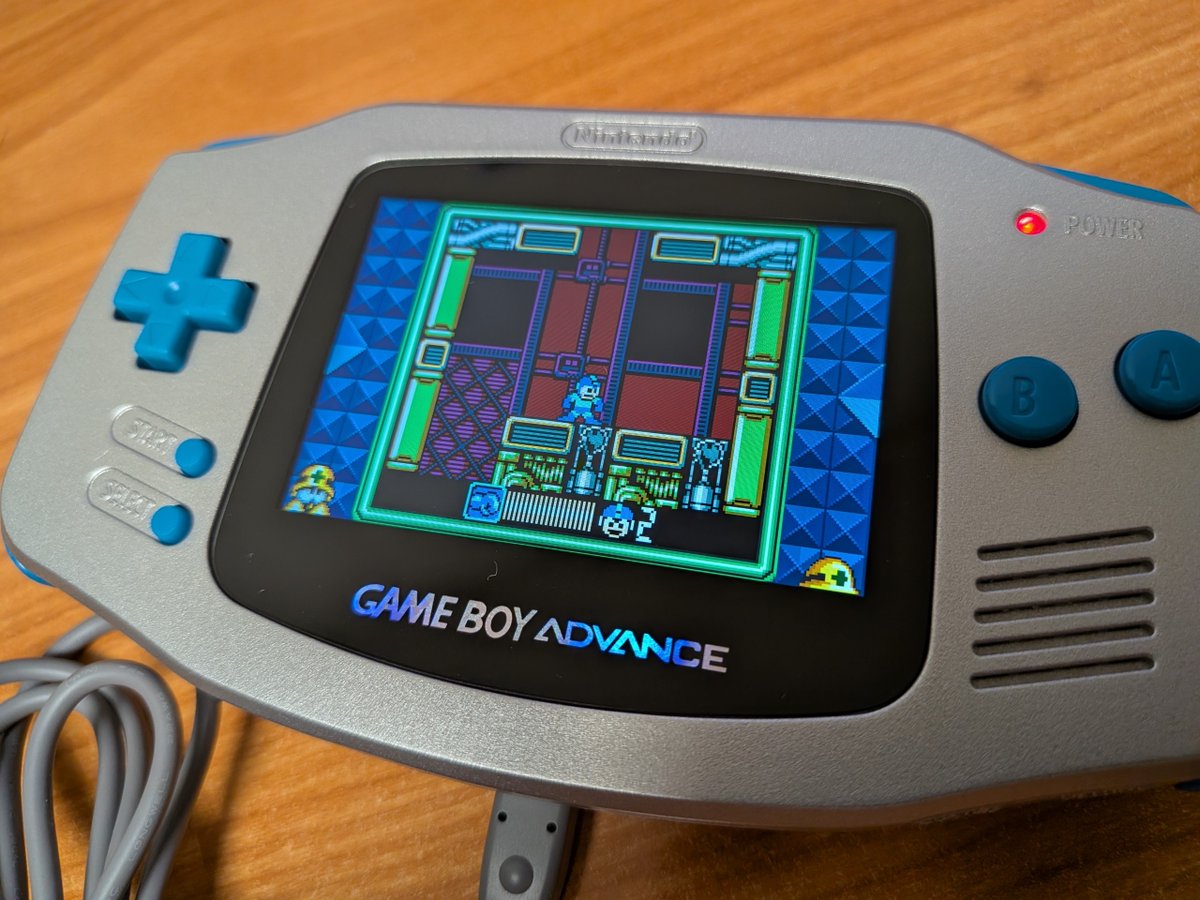 marc_robledo's tweet photo. Mega Man World 5 DX and Mole Mania DX have been updated, now SGB border works in GBA mode using Goomba Color. https://t.co/8KbHLSMrj6