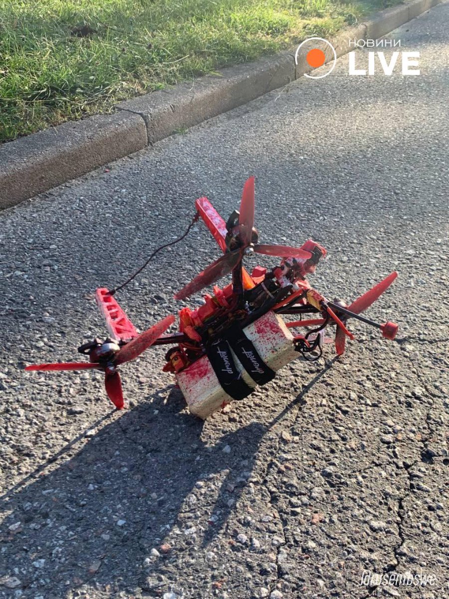 Maks_NAFO_FELLA's tweet photo. 👀 Two drones flew into the territory of the Russian embassy in the 🇸🇪Swedish capital this morning. 

One of them dropped a container of red paint, and the other, with a dummy explosive, fell near the diplomatic building. https://t.co/8xBDj7VXPk