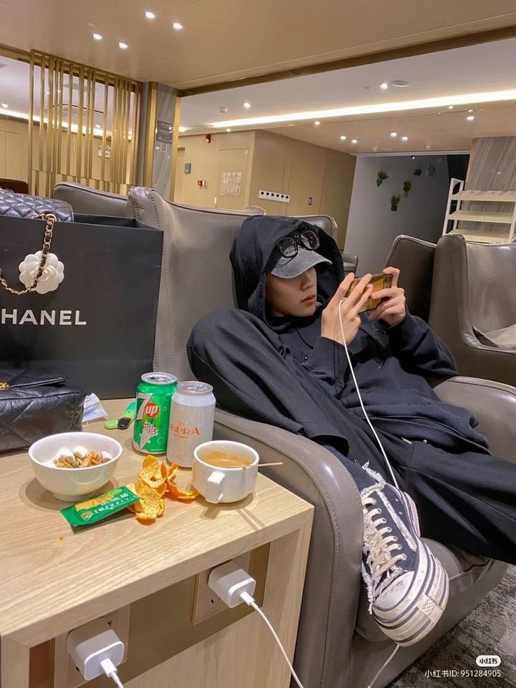 vxmpxace's tweet photo. Airport vibe https://t.co/Q2FHBqbalb