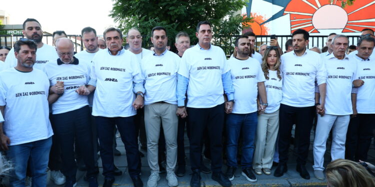 harryvlachunin's tweet photo. Τέμπη, Φωτιές, Αβέρτα φόροι, ακρίβεια, υποκλοπές, Πρέντατορ, ΦΡΑΠΕΚΕΠΕ, σκόιλ ελικίκου, Λίστες Πέτσα, Αννα Μισέλ, Πάτσης, Μίχος, Λιγνάδης.
Το σωστό σύνθημα είναι, "δε σας λυπόμαστε" https://t.co/6ey8vHTgSc