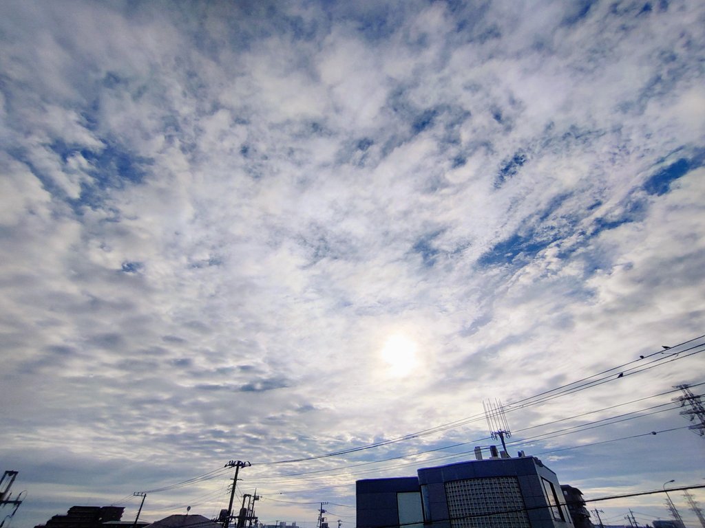 skyanai's tweet photo. おはようございます
いつも沢山の♥ありがとうございます
雲⛅️が広がる空
太陽☀は雲越しからです
アメダスの気温は20℃
涼しい北寄りの風が気持ち良く、過ごしやすい体感です
皆さんの空はどうですか
では良い１日を
＃イマソラ
#空がある風景 https://t.co/Dg2ULP0jky