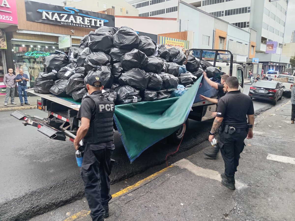 HaciendaCR's tweet photo. Sigue lucha frontal  contra la evasión y el contrabando

Este jueves, 26 negocios ubicados cerca del mercado La Coca Cola, en San José, recibieron la visita de más de 100 funcionarios de la Policía de Control Fiscal (PCF), Dirección General de Tributación y Servicio Nacional de Aduanas,  como parte de un operativo conjunto para fiscalizar el cumplimiento de obligaciones tributarias.

Este operativo contó con el apoyo de funcionarios del Ministerio de Salud y la Policía Municipal de San José.

Durante la inspección realizada por los equipos técnicos y oficiales de la PCF se determinó una cantidad importante de mercancía sin el respaldo documental para su comercialización, por lo que se procedió a su decomiso.