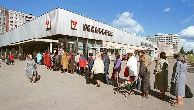 Glewis104Lewis's tweet photo. @BladeoftheS Imagine standing in line for hours for a loaf of bread in the lovely communistic countries, telling yourself, "I own all of this." https://t.co/C4w8ZNDkdv