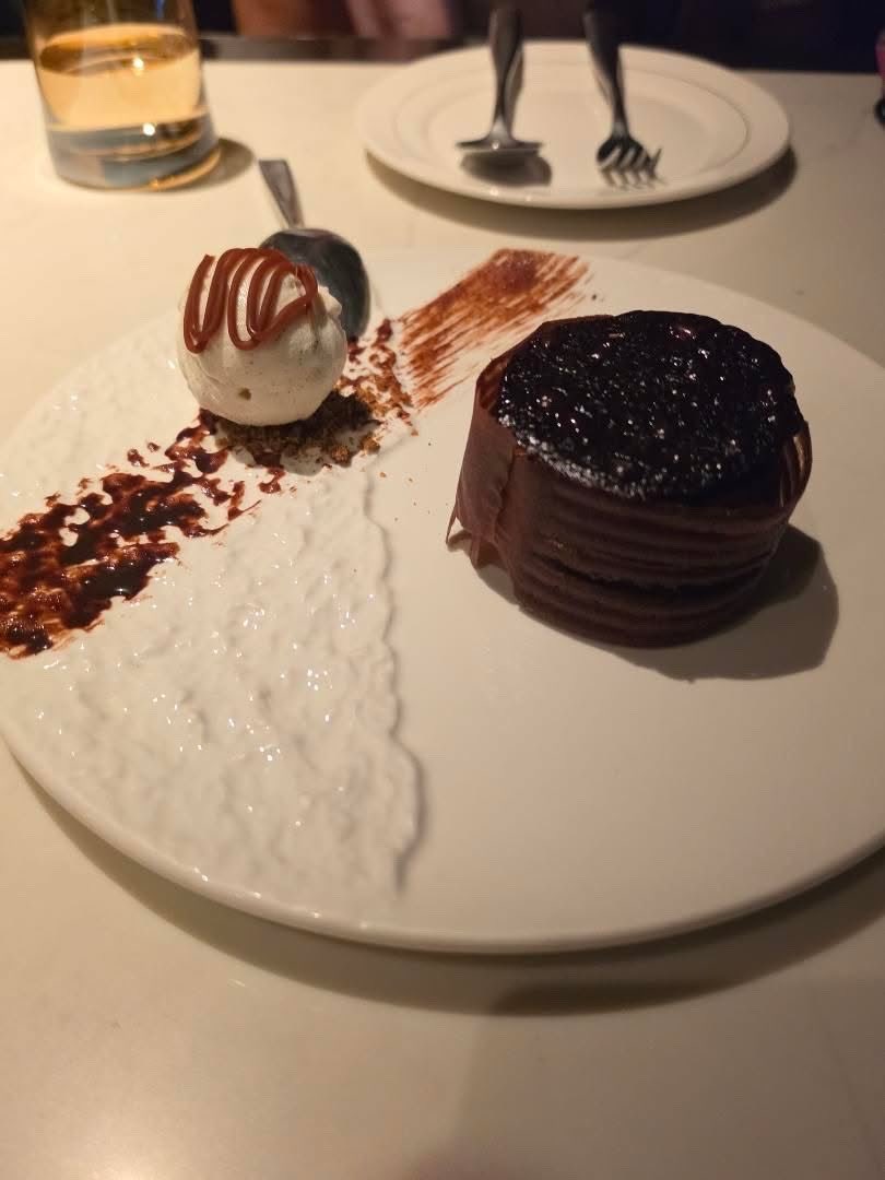bittermacarons's tweet photo. choco lava cake yang kmrn Nani bilang ini the best 😍

sama ayang                    sama mami https://t.co/WRPLvTVtRu