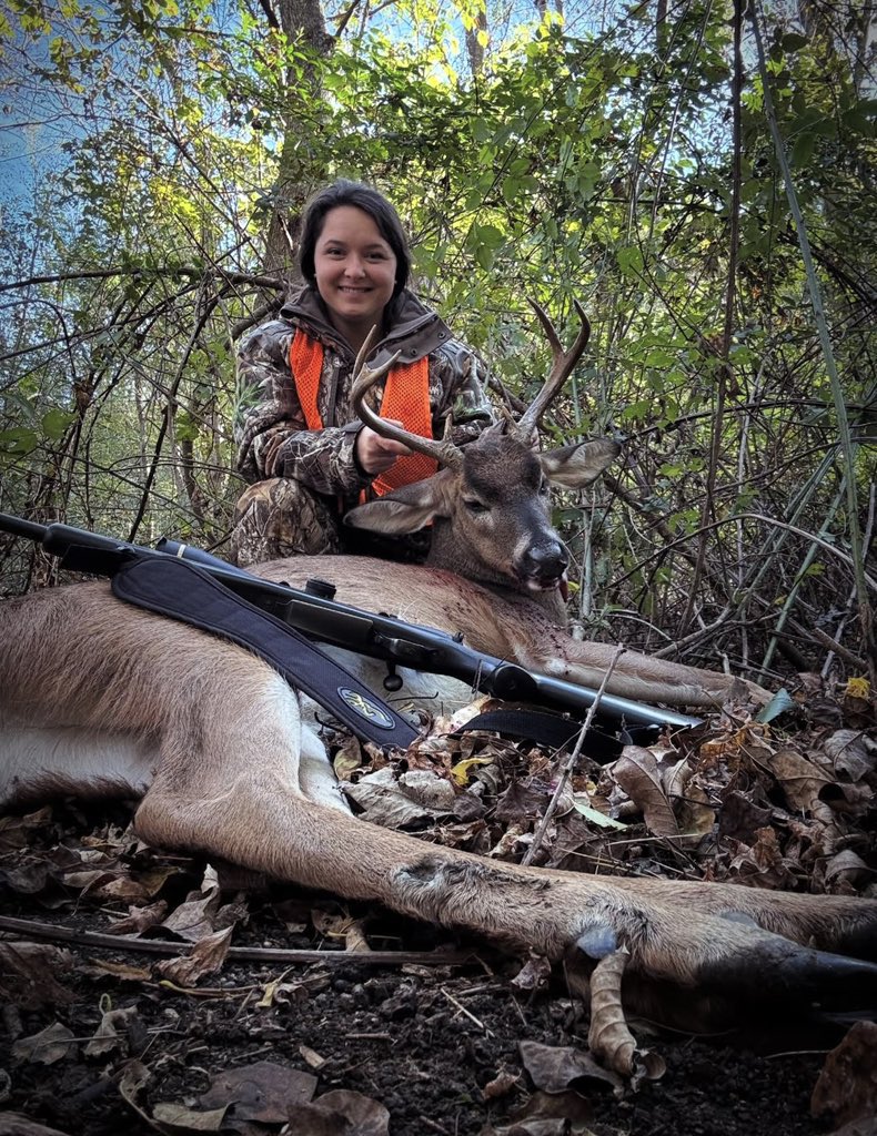cheyenne_pickl's tweet photo. cheyenne_pickle_wheat | just thought this deer was so pretty in the face. I love how dark he is. https://t.co/lpDpk3q5rm
