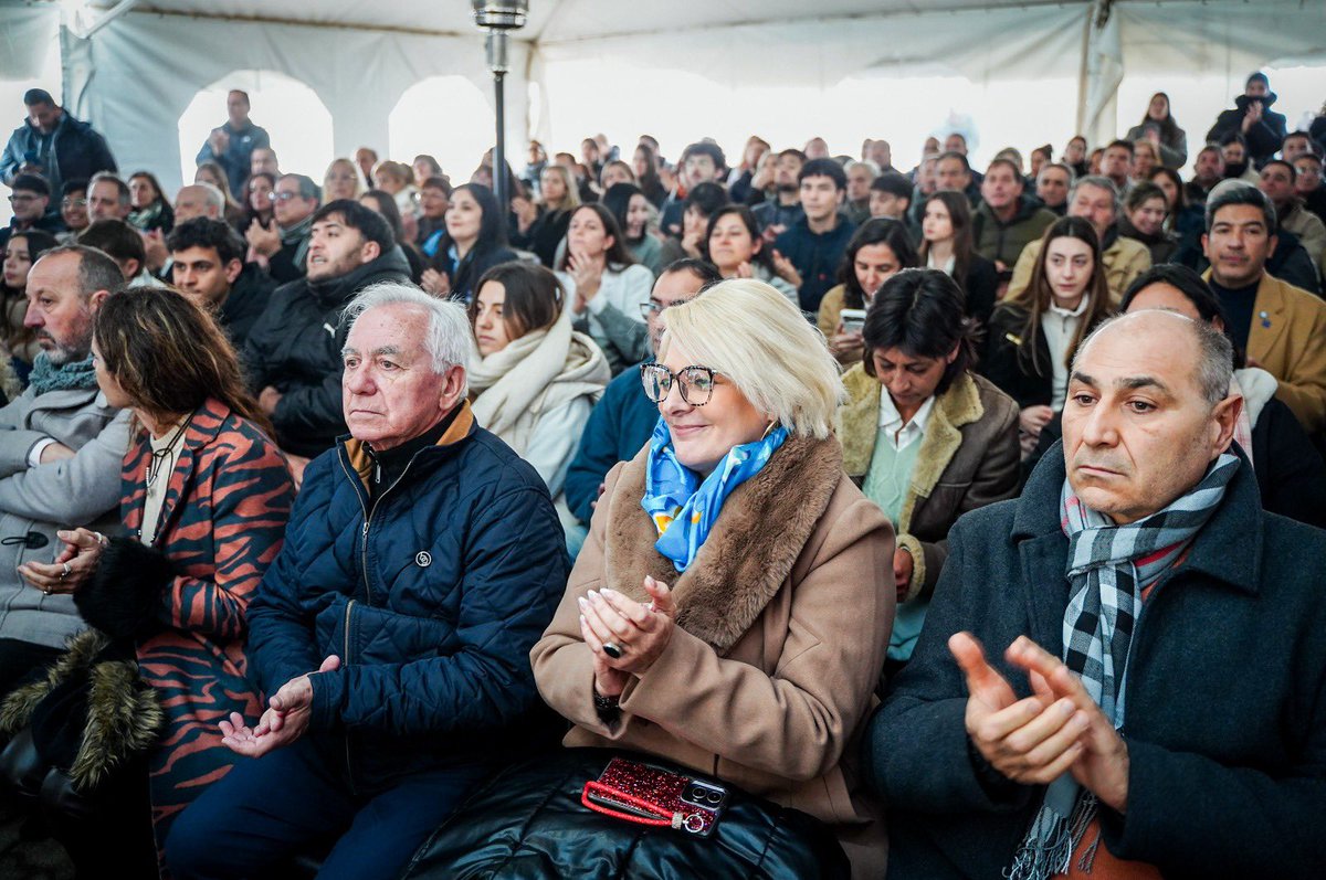 MartinLlaryora's tweet photo. La #salud y la #educación deben pensarse como un todo integrado, donde lo público y lo privado empujen juntos hacia adelante.

Este Centro de Salud mejorará la atención en enfermería, pediatría, clínica médica, cardiología, ginecología, odontología, vacunación, nutrición, kinesiología, psicología, farmacia y muchas otras áreas. Además, coordina una red de 25 centros de atención primaria distribuidos en los barrios de esta querida ciudad.

Qué mejor manera de celebrar los 240 años de la ciudad de #RíoCuarto que inaugurando una obra que cuida, acompaña y mejora la vida de los vecinos.

#HacerParaCrecer